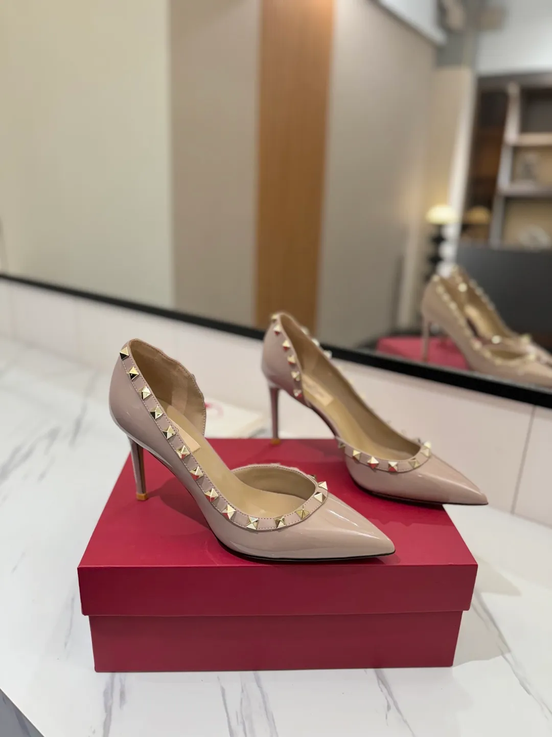 👟👟Ex-factory price 580👟👟 Valentino/Valentino rivet VT classic shoes, top replica! The side curves are perfect, the original molded custom-made rust-free rivets, and the textured hardware bring out a full sense of high-end, giving you a genuine foot feel! The first choice for high-end customers❤️ [Material] Upper: Original imported custom patent leather Lining: Original imported goatskin Outsole: Imported pearlescent leather outsole Heel height: 6.5CM Code number: 35-39 [34, 40, 41, 42 custom-made are not returnable]